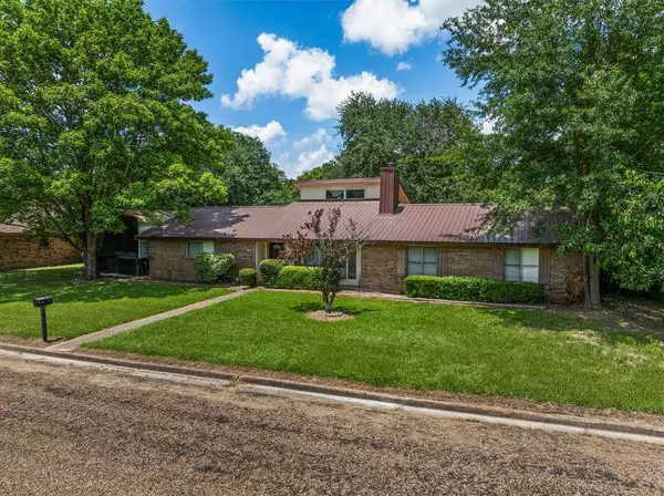 409 Brookwood Drive, Mount Pleasant, TX 75455