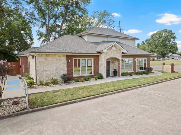 802 N Jefferson St, Mount Pleasant, TX 75455