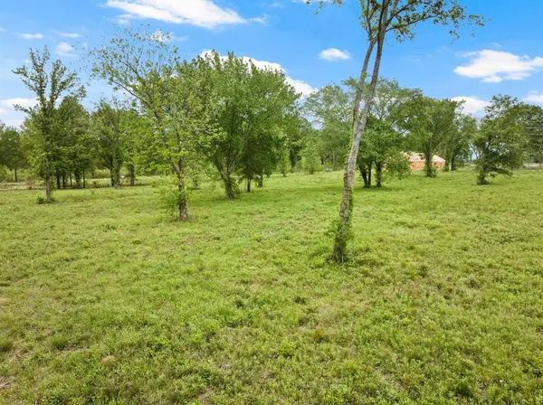 2906 N Jefferson Avenue, Mount Pleasant, TX 75455