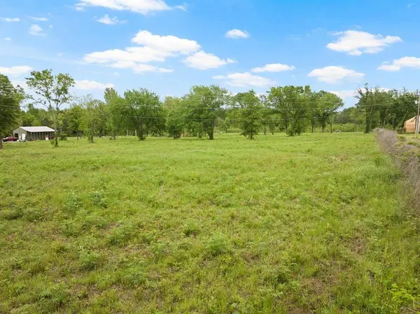 2906 N Jefferson Avenue, Mount Pleasant, TX 75455