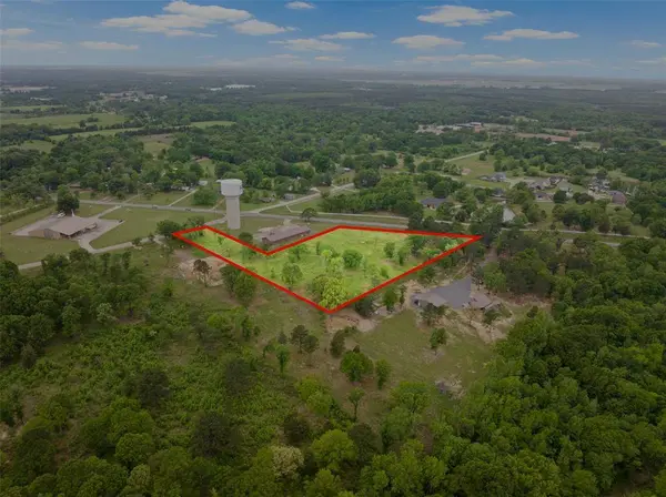 2906 N Jefferson Avenue, Mount Pleasant, TX 75455