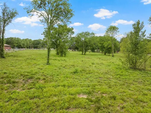 2906 N Jefferson Avenue, Mount Pleasant, TX 75455