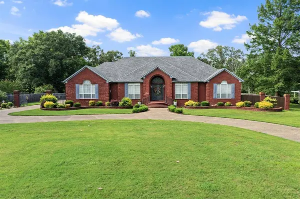 903 Deer Trail Ln, Mount Pleasant, TX 75455