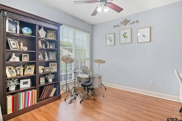 910 Holly Hill Ln, Mt Pleasant, TX 75455