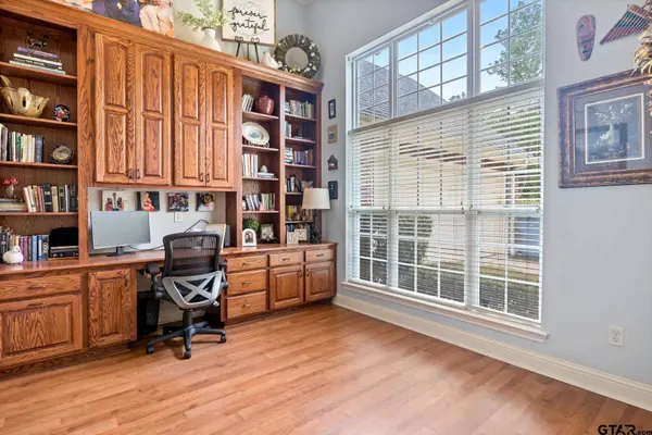 910 Holly Hill Ln, Mt Pleasant, TX 75455