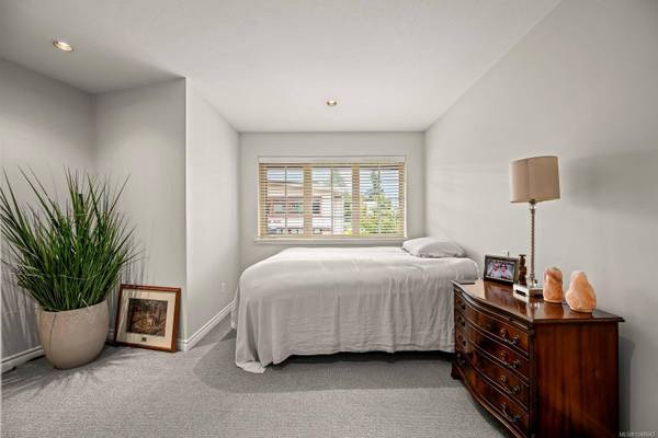 1705 Comox Ave ##204, Comox, BC V9M 3M1