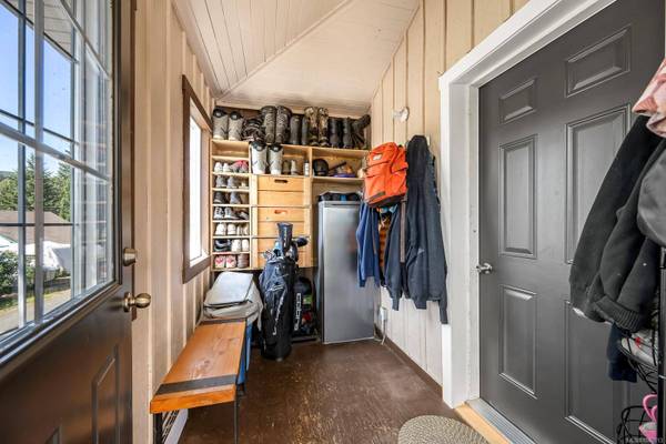 2612 Dunsmuir Ave, Cumberland, BC V0R 1S0