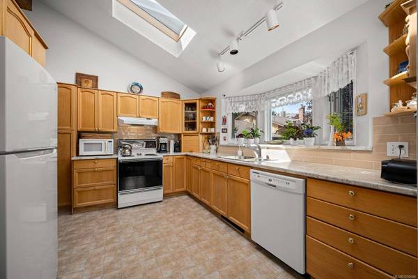 5989 Garvin Rd, Union Bay, BC V0R 3B0