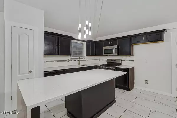 4633 AL HERNANDEZ ST, El Paso, TX 79938