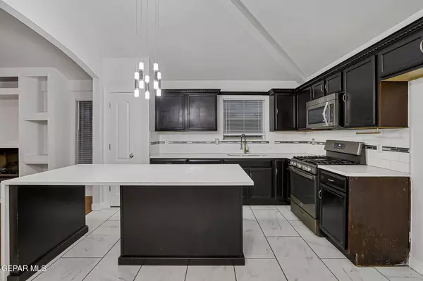 4633 AL HERNANDEZ ST, El Paso, TX 79938