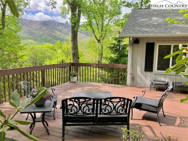 220 Woodwinds LN, Seven Devils, NC 28604