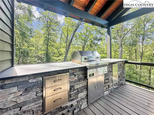 1736 Twin Rivers DR, Boone, NC 28607