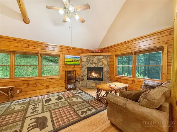 321 Grays Shadow LN, Banner Elk, NC 28604