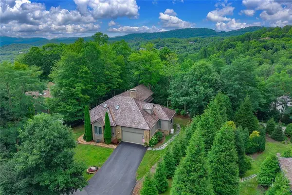 62 Crestview LN, Banner Elk, NC 28604