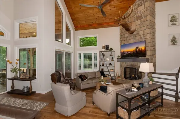 62 Crestview LN, Banner Elk, NC 28604