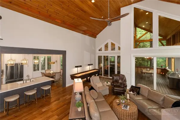 62 Crestview LN, Banner Elk, NC 28604