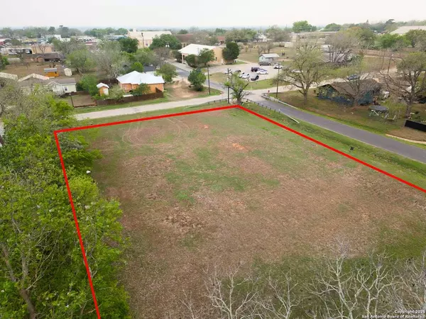 1306 B St, Floresville, TX 78114