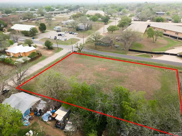 1306 B St, Floresville, TX 78114