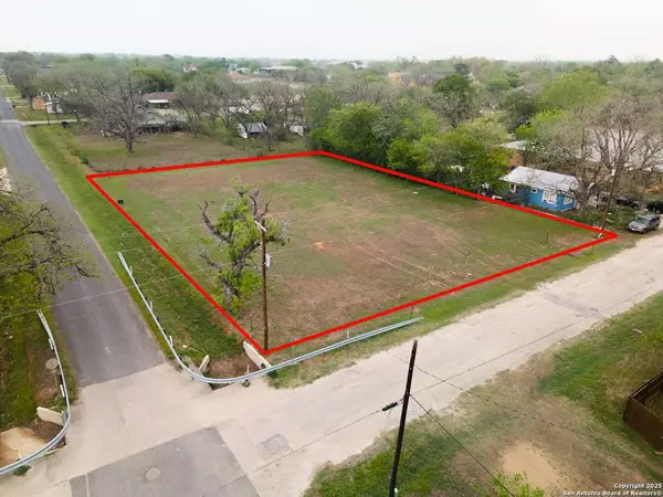 1306 B St, Floresville, TX 78114