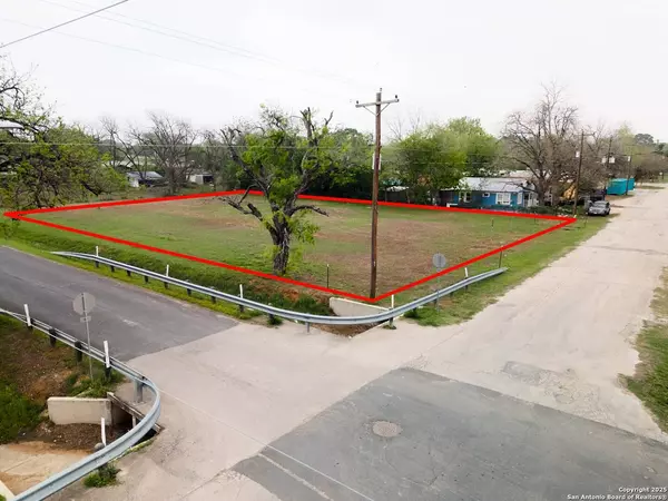 1306 B St, Floresville, TX 78114