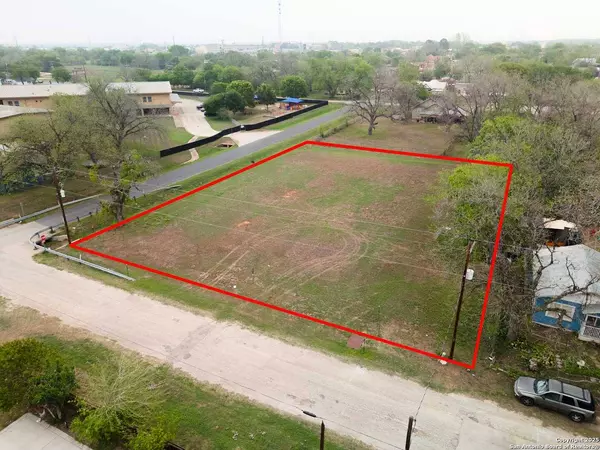 1306 B St, Floresville, TX 78114