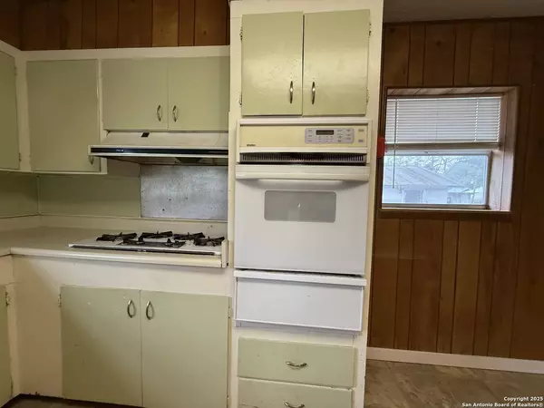 16033 Front St, Lacoste, TX 78039