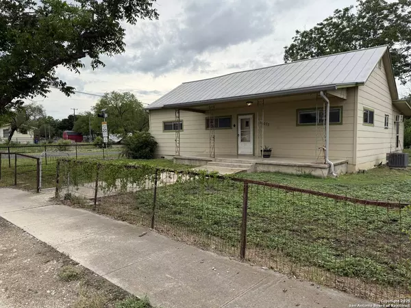 16033 Front St, Lacoste, TX 78039