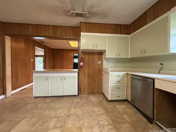 16033 Front St, Lacoste, TX 78039