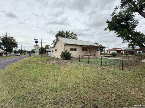 16033 Front St, Lacoste, TX 78039