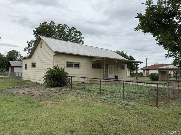 16033 Front St, Lacoste, TX 78039