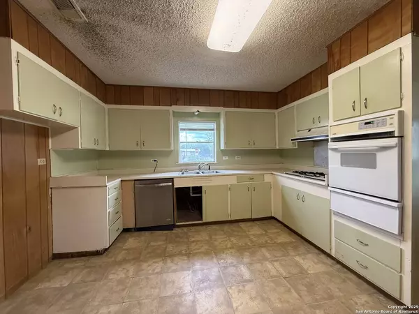 16033 Front St, Lacoste, TX 78039