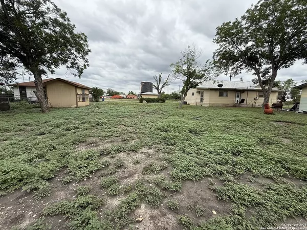 16021 Front St, Lacoste, TX 78039