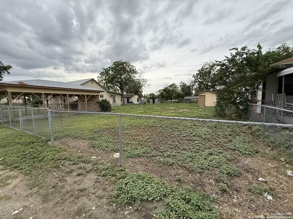 16021 Front St, Lacoste, TX 78039