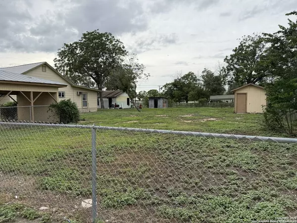 16021 Front St, Lacoste, TX 78039