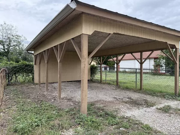 16021 Front St, Lacoste, TX 78039