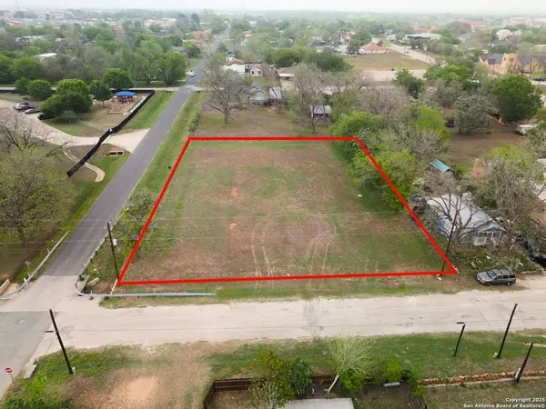 1306 B St, Floresville, TX 78114