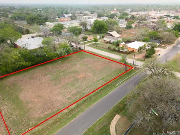 1306 B St, Floresville, TX 78114