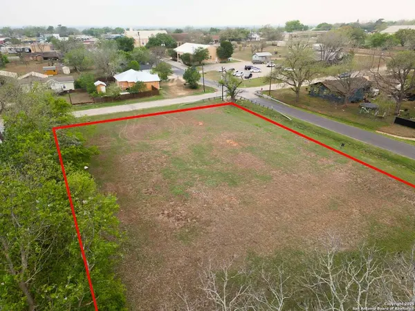 1306 B St, Floresville, TX 78114