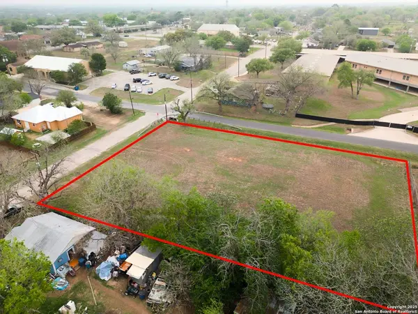 1306 B St, Floresville, TX 78114