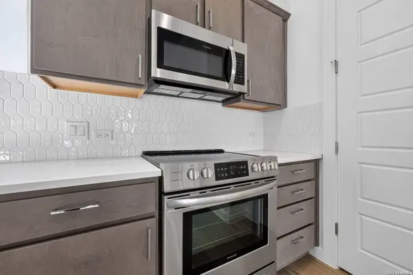 1735 Gramercy Pl UNIT 301, San Antonio, TX 78201