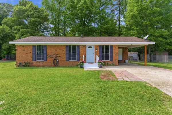 205 Woodside Dr., Petal, MS 39465