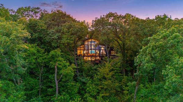 1555 Crescent Hills Dr, La Crescent, MN 55947