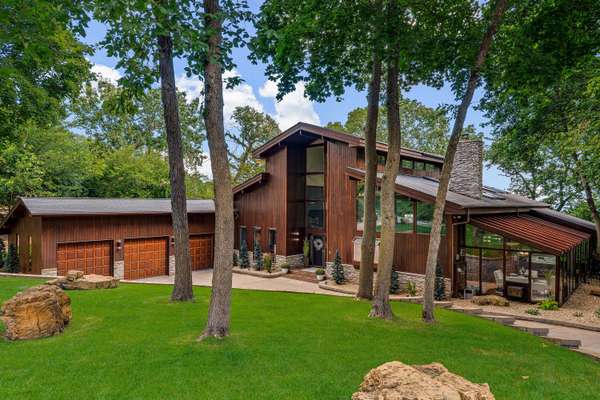 1555 Crescent Hills Dr, La Crescent, MN 55947