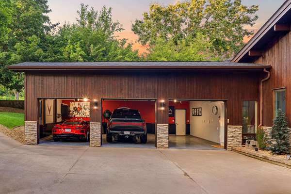 1555 Crescent Hills Dr, La Crescent, MN 55947