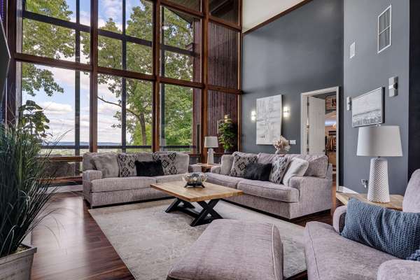 1555 Crescent Hills Dr, La Crescent, MN 55947