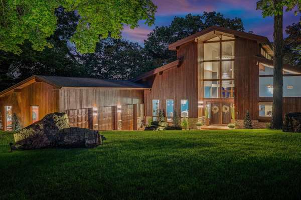 1555 Crescent Hills Dr, La Crescent, MN 55947