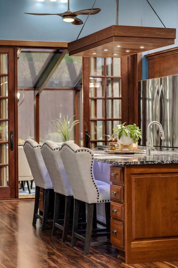 1555 Crescent Hills Dr, La Crescent, MN 55947