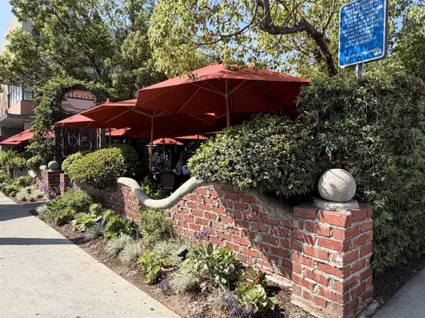 Los Feliz Village Neighborhood Guide (Walkability, Homes & Lifestyle) ,Sarah & Brandon Arlington