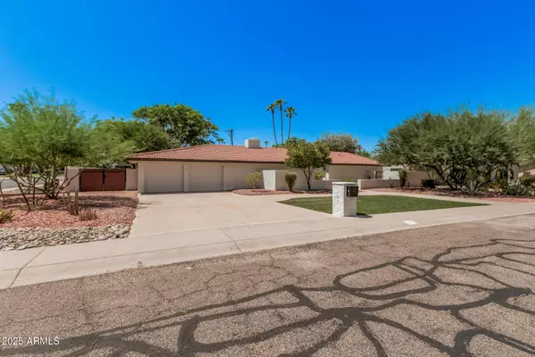 1 W COUNTRY GABLES Drive, Phoenix, AZ 85023