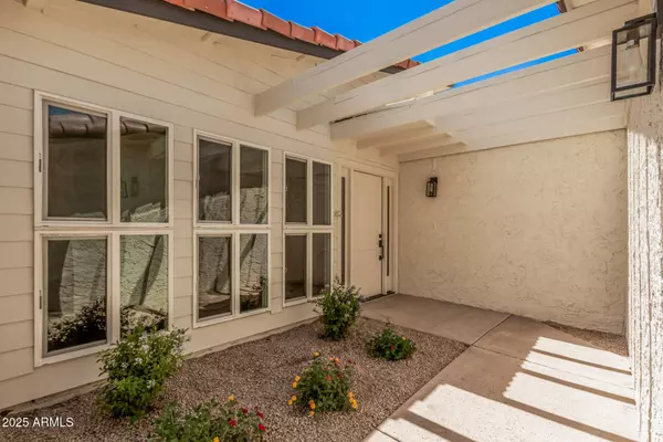 1 W COUNTRY GABLES Drive, Phoenix, AZ 85023